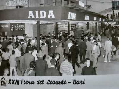 ...sia nel padiglione 100 della Fiera del Levante, luogo da dove emanava un caratteristico profumo che si spargeva per buona parte dei viali dell�esposizione